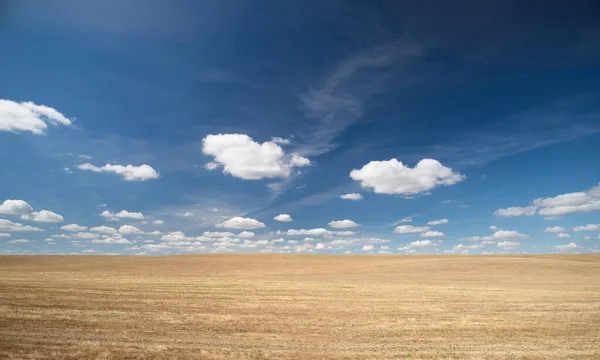 Braune Ackerfläche Mit Blauem Himmel Und Weißen Wolken Luftaufnahme — Stockfoto