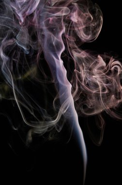 Siyah arka planda mor kıvırcık şeffaf duman akışı. Zarif duvar kağıdı