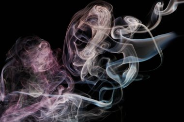 Soyut duman, siyah arkaplanda şeffaf kahverengi kıvrımlı. Soyut duvar kağıdı