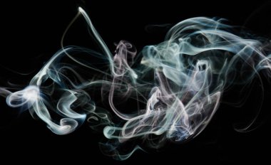 Soyut pembe ve yeşil duman arkaplanı siyah arka planda pürüzsüz şekilli