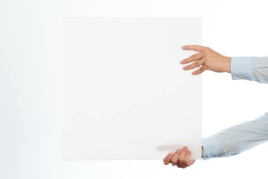 Stüdyo arka planında beyaz çarşafı tutan eller