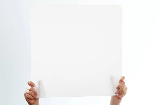 Рука Держать Пустую Табличку Изолированы Белом Фоне Студии — стоковое фото