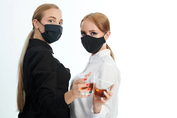 Attractive Two Girls Mask Quarantine Party Cheering Cups — Stock Photo, Image