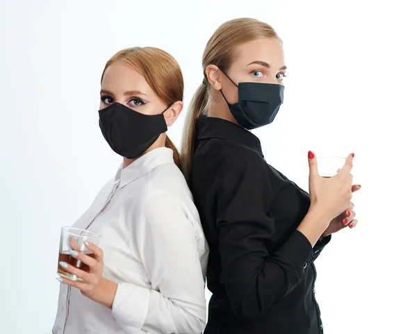 Δύο Κορίτσια Κύπελλα Ουίσκι Φορώντας Μάσκα Προστασίας Από Ιούς — Φωτογραφία Αρχείου