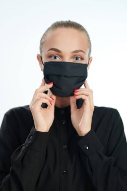 Yüzü açık genç bir kadın beyaz stüdyo arka planında izole edilmiş.