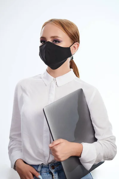 Young Woman Mask Laptop Isolated White Studio Background — Stock Photo, Image