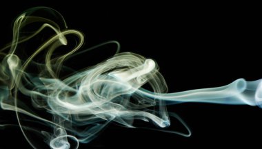 Soyut duman siyah arka planda mavi ve sarı renkli girdaplar. Zarif renkli kıvrımlar duvar kağıdı