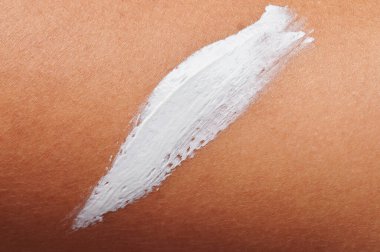 Kırışıklıkları tedavi etmek için beyaz cilt kremi. Makro yakın görüş.