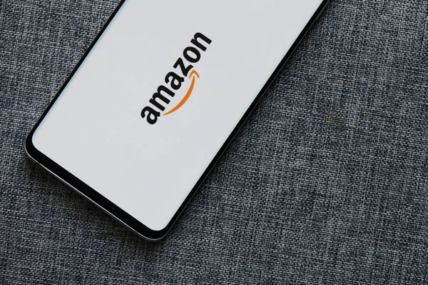 New York, ABD - 18 Haziran 2020: Akıllı telefon ekranında Amazon uygulaması başlatılıyor Gri arkaplan görüntüsünü kapat
