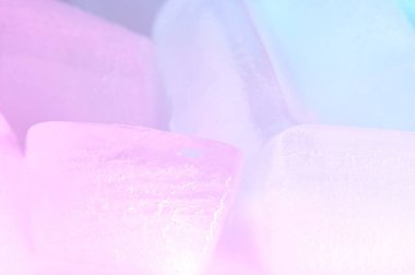 Renkli buz küplerinden oluşan kristaller. Parlak parlak buzlu yüzey