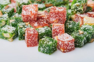 Beyaz arkaplanda kopyalama alanı olan renkli Türk zevki