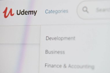 New York, ABD - 13 Eylül 2020: Bilgisayar ekranındaki Udemy platformunda gezinme kursları