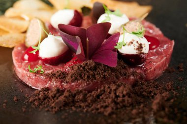 Taze et tartar, cips ve çiçeklerle yakın görüş.