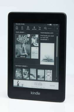 New York, ABD - 15 Eylül 2020: Kindle e book okuyucu izometrik beyaz stüdyo arka planı