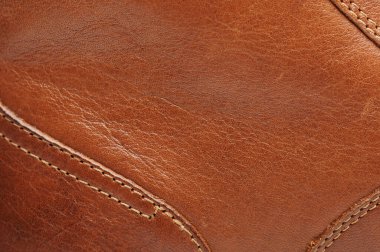 Deri ayakkabının yan tarafı kahverengi, yakın görünüm