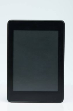 Beyaz stüdyo arka planında izole edilmiş e-kitap okuyucusunun ön görüntüsü