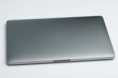 Gri kapalı metal laptop beyaz stüdyo arka planında izole