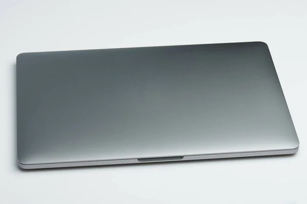 Szary Zamknięty Metalowy Laptop Izolowany Białym Tle Studio — Zdjęcie stockowe