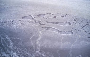 İHA 'nın üst görüntüsünün üstündeki buz gölü deseni. Donmuş gölün yüzeyi