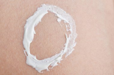 Nemlendirici kremi olan parlak beyaz ten. Yakın görüş.