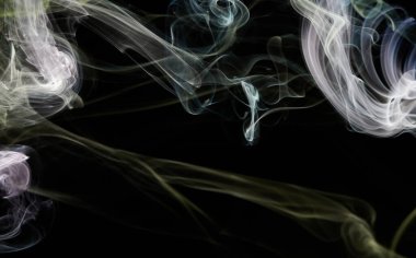 Siyah izole arkaplanda renkli soyut duman biçimi