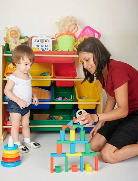 Actividad Para Niños Guardería Chica Joven Jugar Con Bebé Ladrillos — Foto de Stock