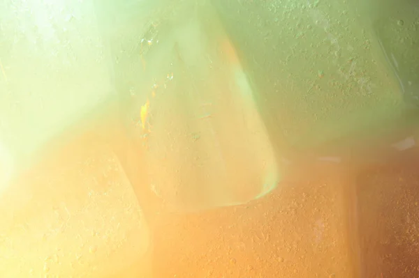 Поверхность Зеленых Оранжевых Кубиков Льда — стоковое фото