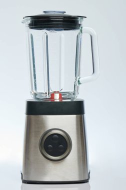 Parlak metal mutfak mikseri stüdyo arka planında izole edilmiş.