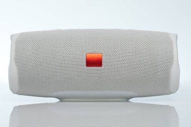 Stüdyo arka planında izole edilmiş kablosuz hoparlörün ön görüntüsü