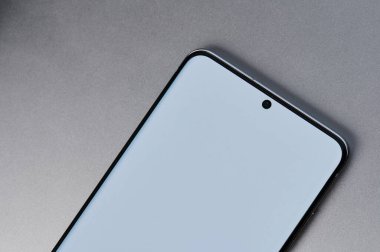 Ekranın üst kısmı boş akıllı telefon. Gri arkaplanı kapat
