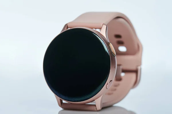 Smartwatch Moderno Com Banda Rosa Isolado Fundo Estúdio Branco — Fotografia de Stock