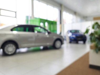 Bulanık araba galerisinin arka planında. Yeni araba teması sat