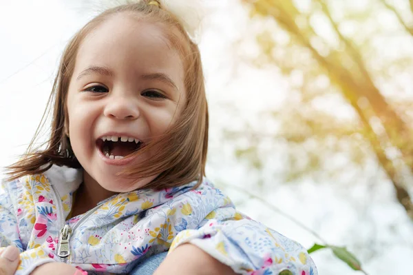 Feliz Niña Sonriente Otoño Cielo Bckground — Foto de Stock