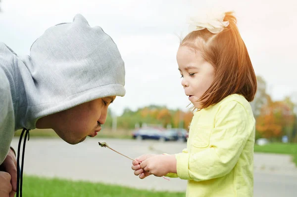 Dad Daughter Blow Dandelion Family Have Time Together — Stock Photo, Image