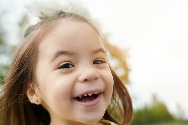 Retrato Niña Feliz Sonrisa Ancha Sobre Fondo Borroso Natural — Foto de Stock