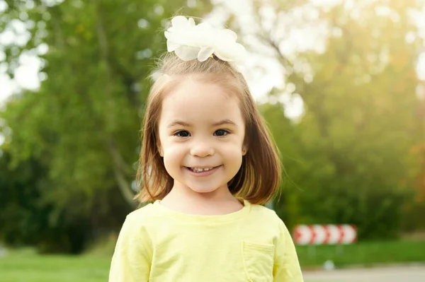 Retrato Niña Feliz Fondo Verde Del Parque — Foto de Stock