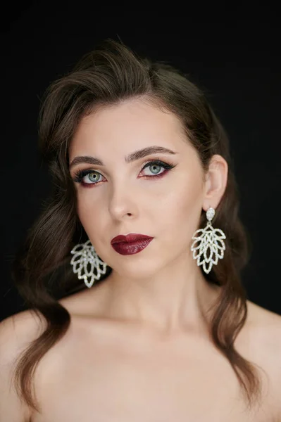 Dość Elegancki Brunetka Kobieta Zbliżenie Portret Czarny Studio Tło — Zdjęcie stockowe