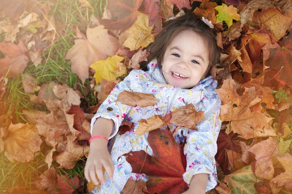 Feliz Niño Sonriente Fondo Natural Por Encima Vista Superior — Foto de Stock