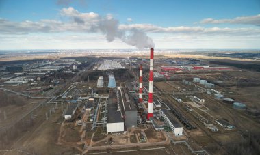 Çevresel iklim değişikliği teması. İHA görüşü üzerinde bacası olan büyük bir bitki