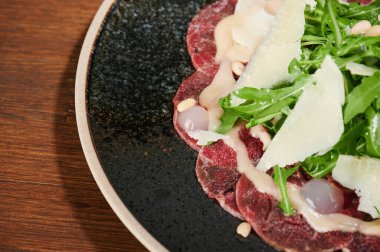 Carpaccio yemek aperatifleri kirli siyah tabakta. Yakın görüş.