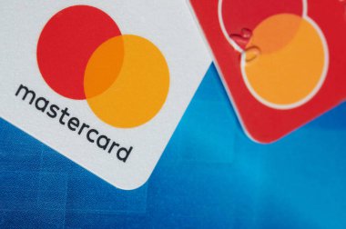 New York, ABD - 9 Ekim 2020: Renkli arka plan görünümlü Mastercard bankamatik kartı