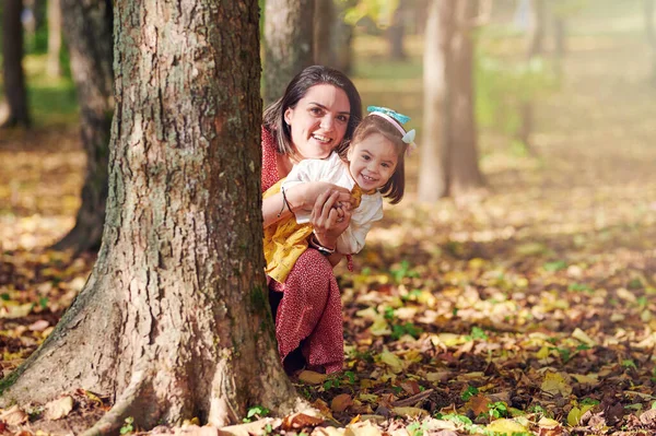 Mama Córką Grać Jesiennym Parku Ukryć Drzewem — Zdjęcie stockowe