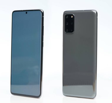 Kamera modülü perspektif görünümlü gri akıllı telefon beyaz arkaplanda izole edildi