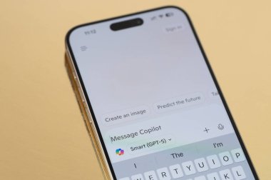 New York, ABD - 1 Eylül 2025: Mesajın yardımcı pilot sohbet robotu uygulaması akıllı telefon ekranında yakın görüntüleme