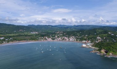 San Juan Del Sur Körfezi 'nin geniş manzaralı insansız hava aracı görüntüsü.