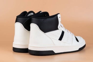 Bir çift spor ayakkabısı. Stüdyonun arka planında izole edilmiş.