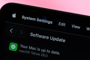 New York, ABD - 15 Eylül 2025: Macbook pro-screen arka plan görünümünü Tahoe sistemine güncelledim 