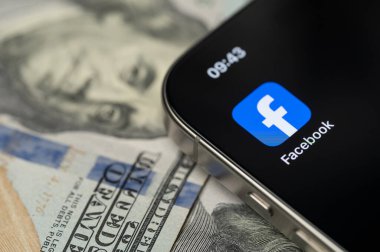 New York, ABD - 12 Eylül 2025: Akıllı telefon ekranındaki Facebook uygulaması dolar yakın plan görüşlü 