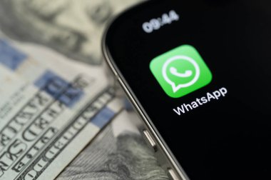 New York, ABD - 12 Eylül 2025: Akıllı telefon ekranındaki Whatsapp uygulaması 