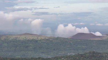 Nikaragua 'daki çarpıcı volkanik tepeleri ve yemyeşil alanları keşfetmek, doğanın güzelliğini yüksek bir bakış açısıyla göstermek..
